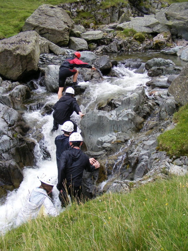 Su instructor guía el camino hasta una cascada 